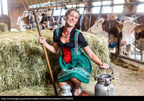 nackt im stall|Geile Stute mit dicken Möpsen im Pferdestall ficken.